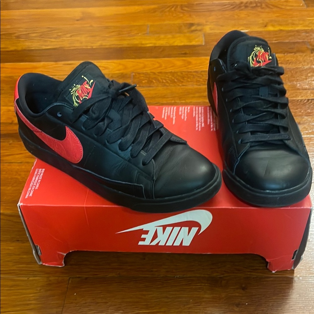 Nike Men's Black and Red Sneakers